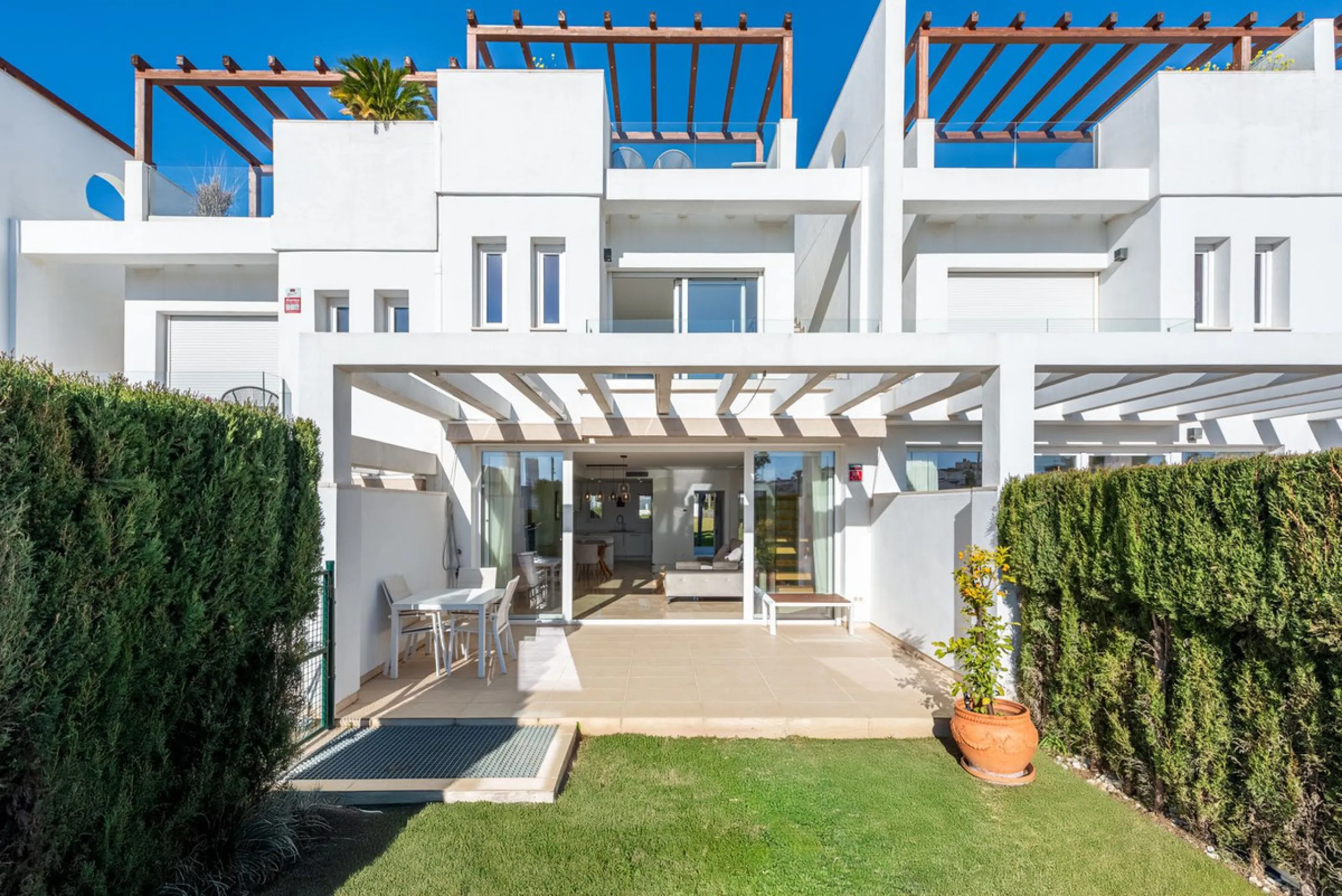Welcome to this stunning townhouse in a highly sought-after urbanization in Calahonda, just 500 meters from the beach and within walking distance of several restaurants and shops.