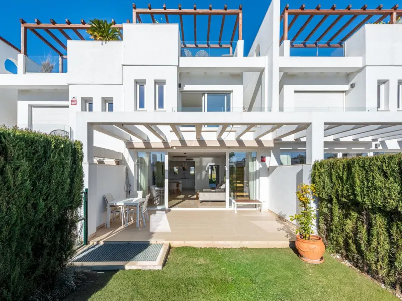 Welcome to this stunning townhouse in a highly sought-after urbanization in Calahonda, just 500 meters from the beach and within walking distance of several restaurants and shops.