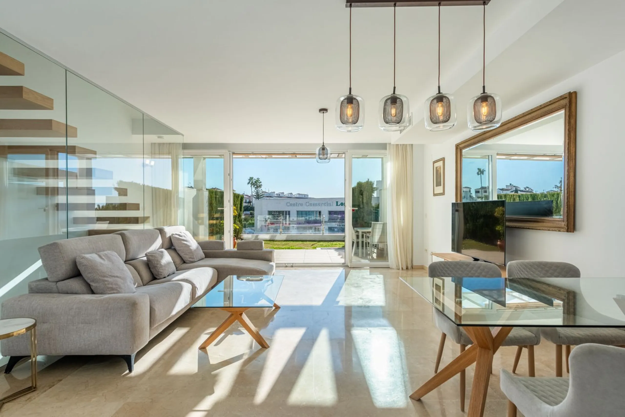 Welcome to this stunning townhouse in a highly sought-after urbanization in Calahonda, just 500 meters from the beach and within walking distance of several restaurants and shops.
