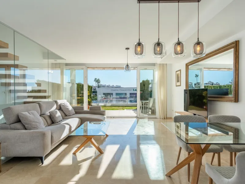 Welcome to this stunning townhouse in a highly sought-after urbanization in Calahonda, just 500 meters from the beach and within walking distance of several restaurants and shops.
