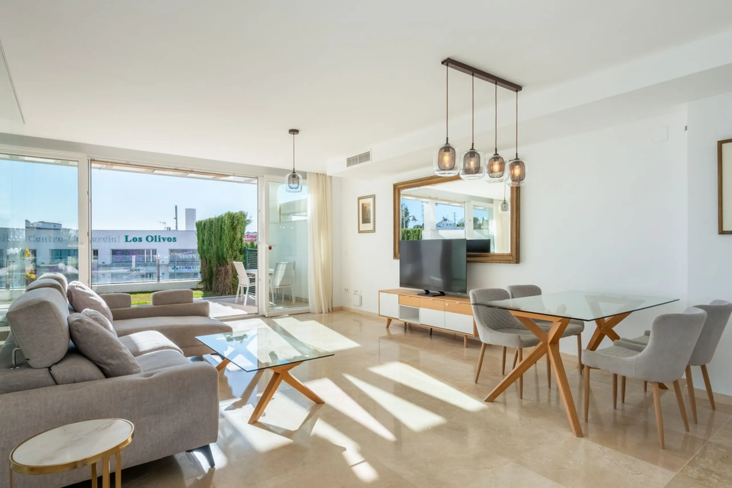 Welcome to this stunning townhouse in a highly sought-after urbanization in Calahonda, just 500 meters from the beach and within walking distance of several restaurants and shops.