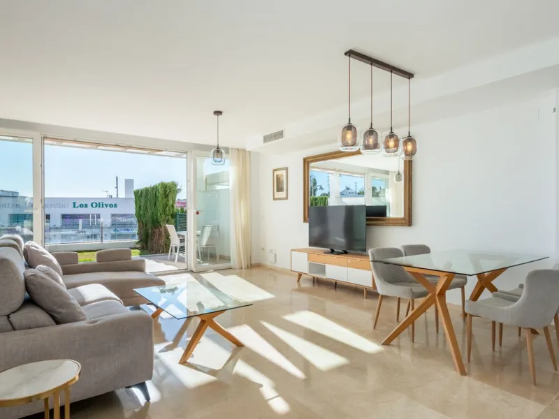 Welcome to this stunning townhouse in a highly sought-after urbanization in Calahonda, just 500 meters from the beach and within walking distance of several restaurants and shops.