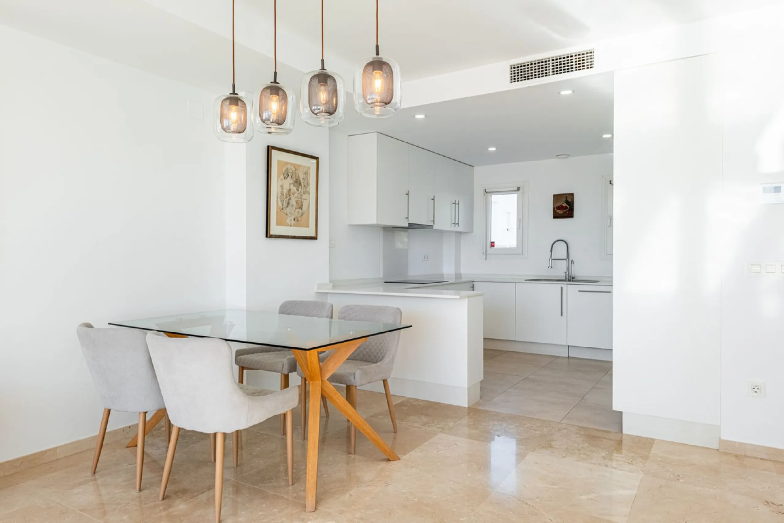 Welcome to this stunning townhouse in a highly sought-after urbanization in Calahonda, just 500 meters from the beach and within walking distance of several restaurants and shops.