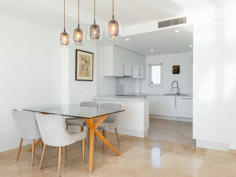 Welcome to this stunning townhouse in a highly sought-after urbanization in Calahonda, just 500 meters from the beach and within walking distance of several restaurants and shops.