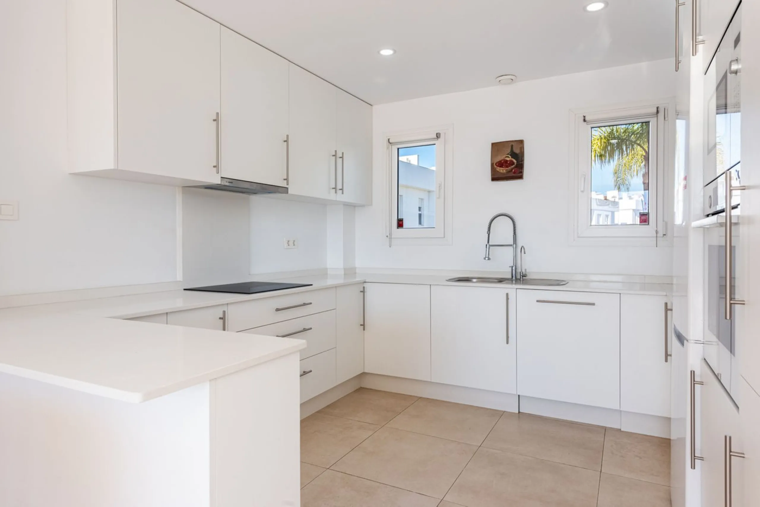 Welcome to this stunning townhouse in a highly sought-after urbanization in Calahonda, just 500 meters from the beach and within walking distance of several restaurants and shops.