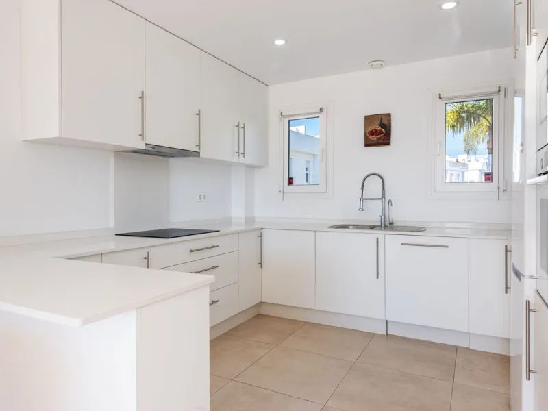 Welcome to this stunning townhouse in a highly sought-after urbanization in Calahonda, just 500 meters from the beach and within walking distance of several restaurants and shops.