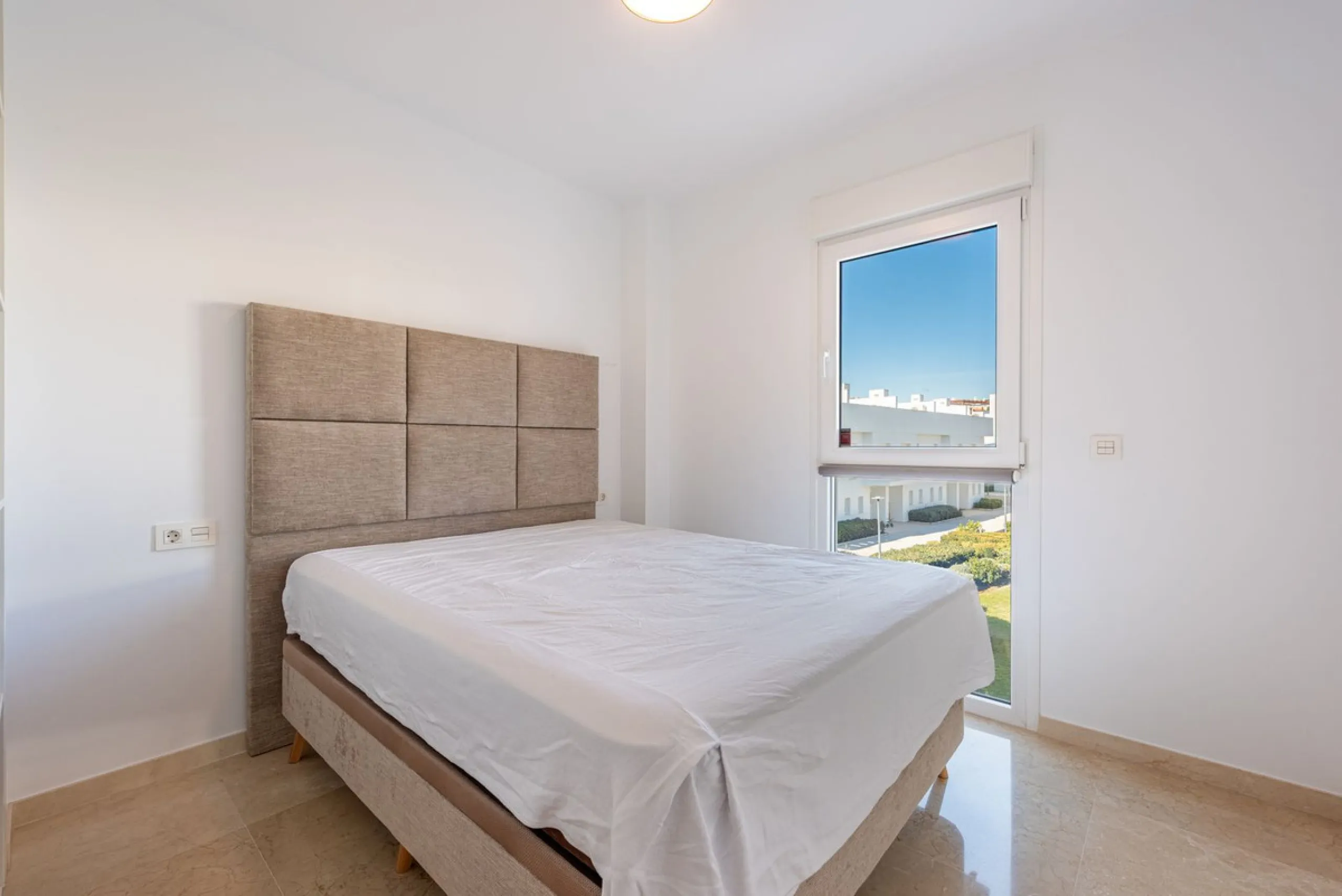 Welcome to this stunning townhouse in a highly sought-after urbanization in Calahonda, just 500 meters from the beach and within walking distance of several restaurants and shops.