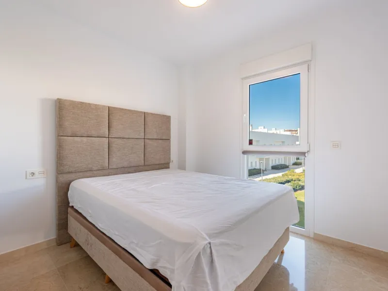 Welcome to this stunning townhouse in a highly sought-after urbanization in Calahonda, just 500 meters from the beach and within walking distance of several restaurants and shops.