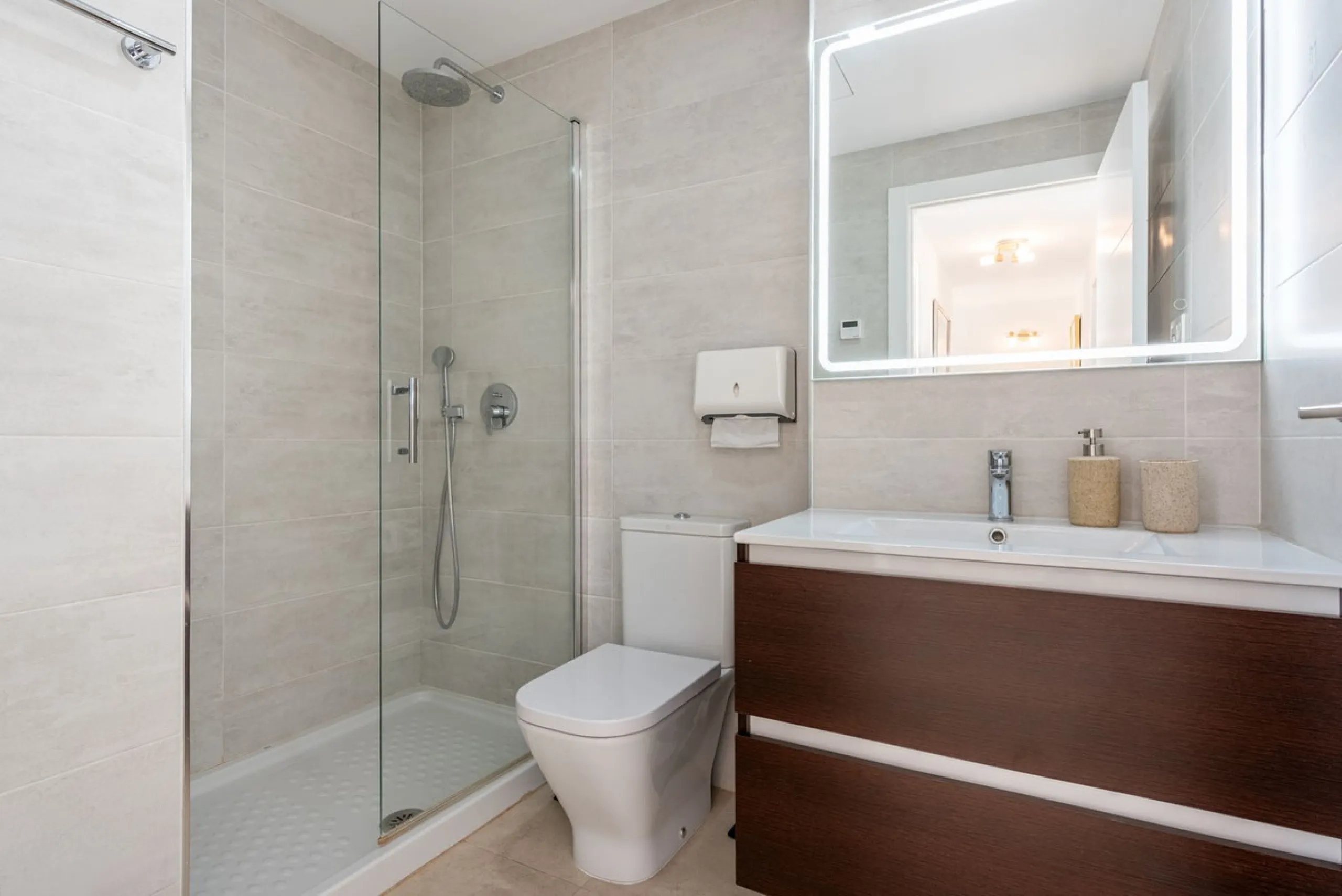 Welcome to this stunning townhouse in a highly sought-after urbanization in Calahonda, just 500 meters from the beach and within walking distance of several restaurants and shops.