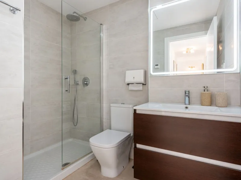 Welcome to this stunning townhouse in a highly sought-after urbanization in Calahonda, just 500 meters from the beach and within walking distance of several restaurants and shops.