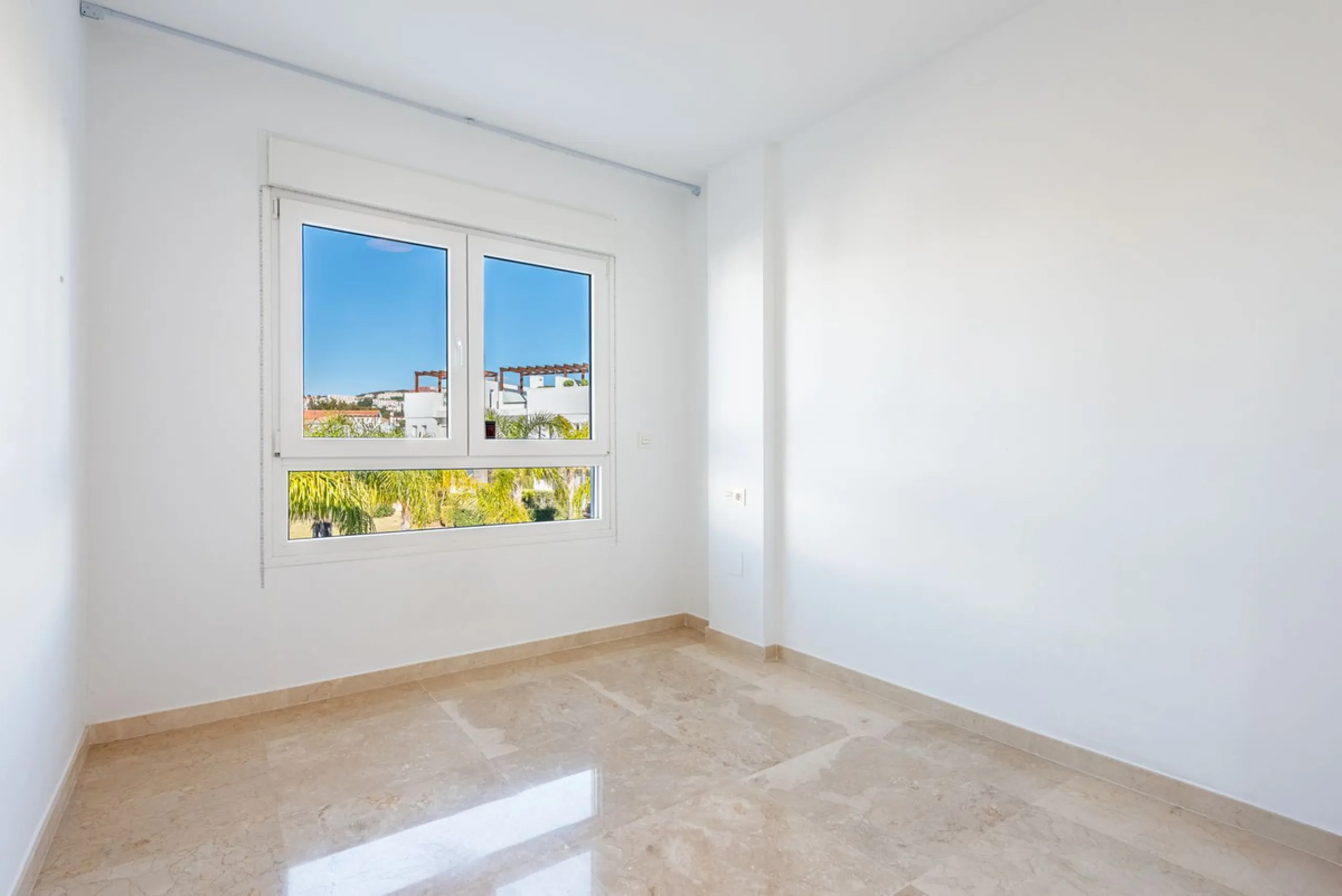 Welcome to this stunning townhouse in a highly sought-after urbanization in Calahonda, just 500 meters from the beach and within walking distance of several restaurants and shops.