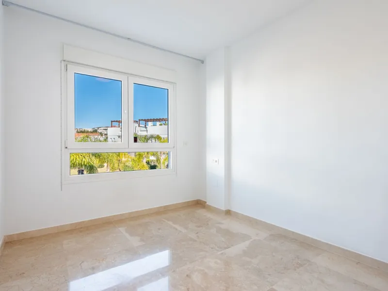 Welcome to this stunning townhouse in a highly sought-after urbanization in Calahonda, just 500 meters from the beach and within walking distance of several restaurants and shops.