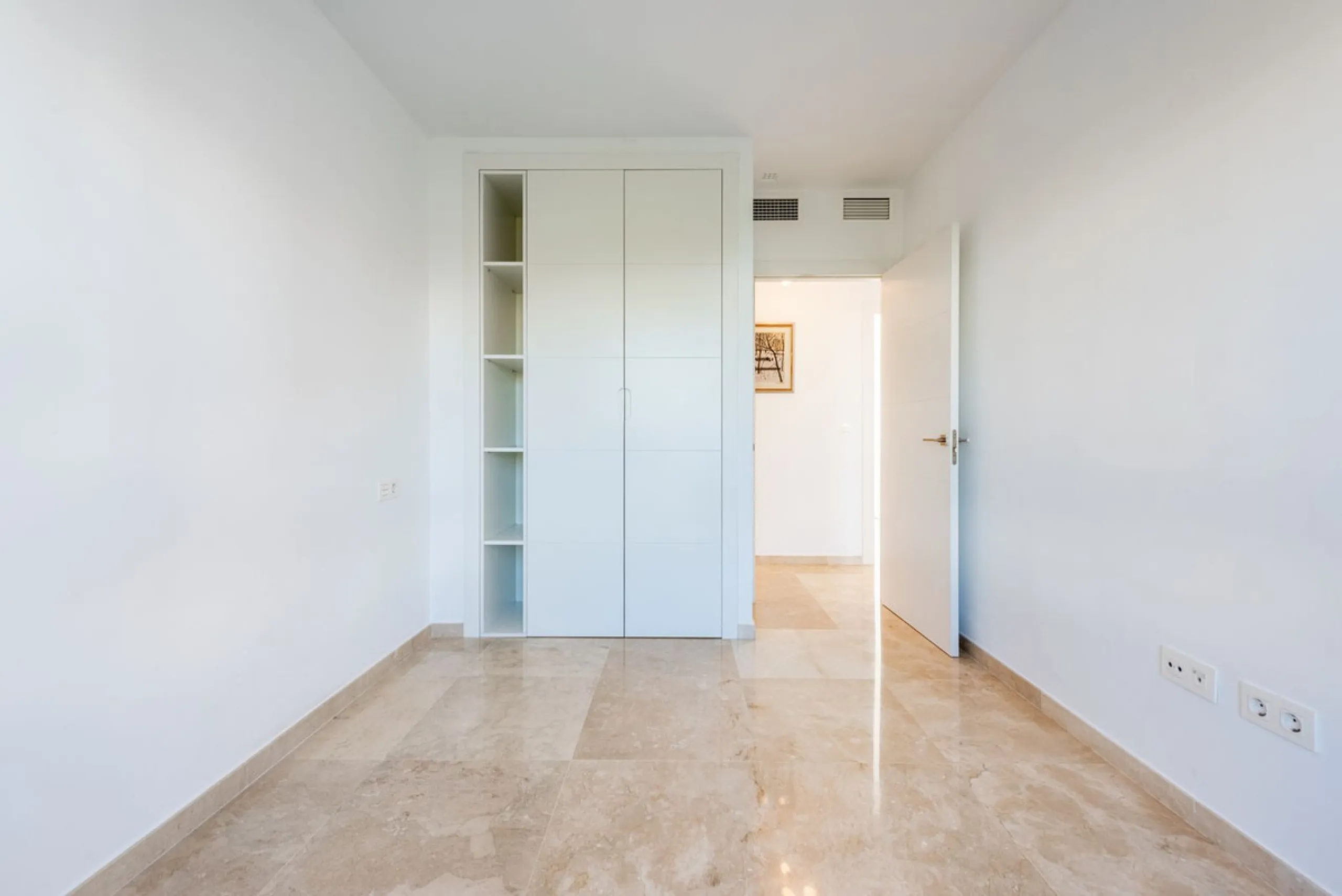 Welcome to this stunning townhouse in a highly sought-after urbanization in Calahonda, just 500 meters from the beach and within walking distance of several restaurants and shops.