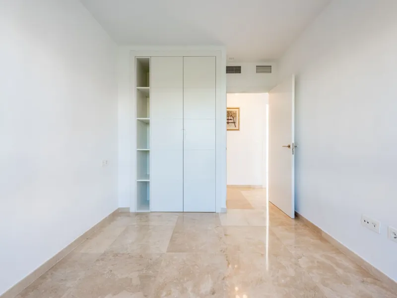 Welcome to this stunning townhouse in a highly sought-after urbanization in Calahonda, just 500 meters from the beach and within walking distance of several restaurants and shops.