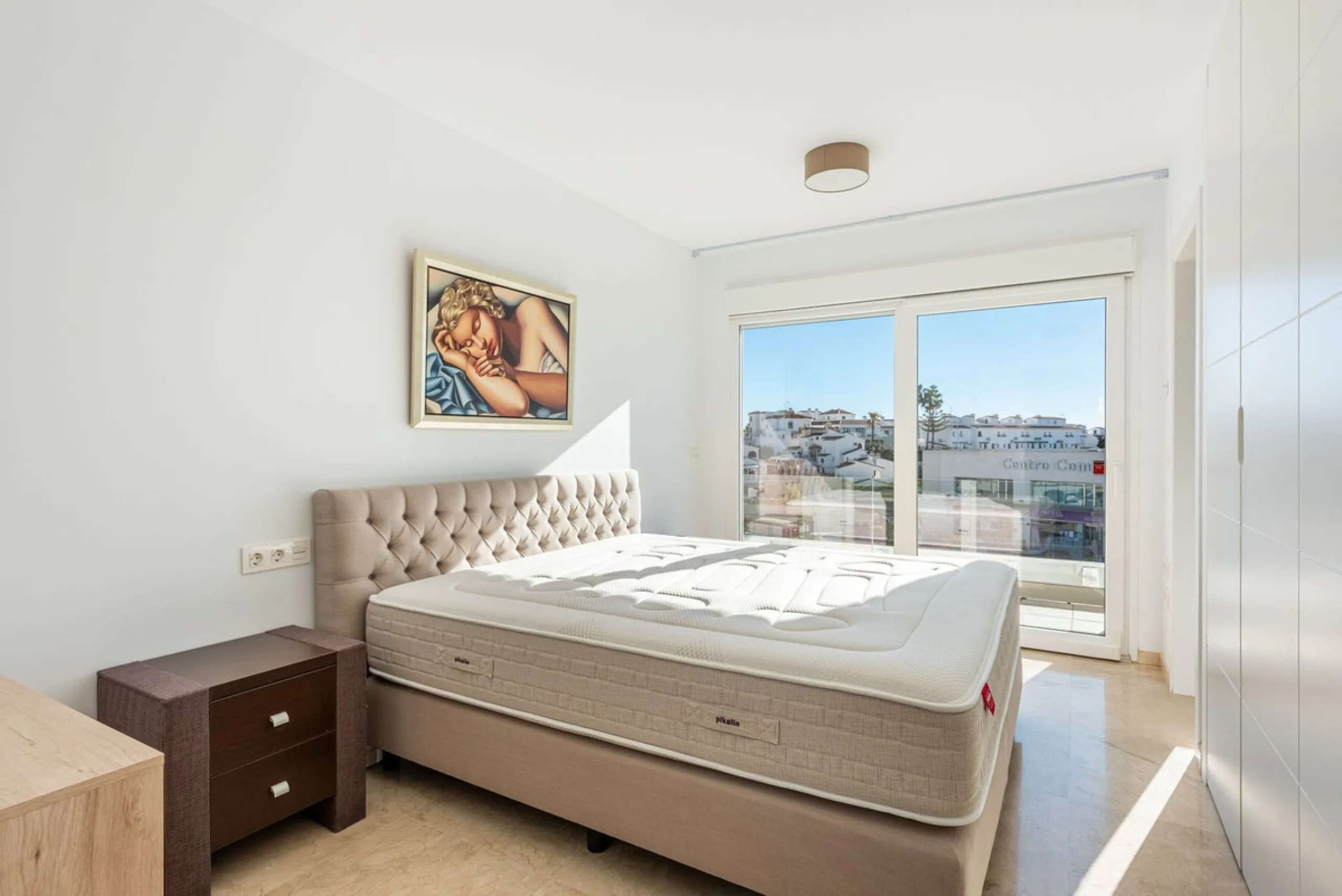Welcome to this stunning townhouse in a highly sought-after urbanization in Calahonda, just 500 meters from the beach and within walking distance of several restaurants and shops.