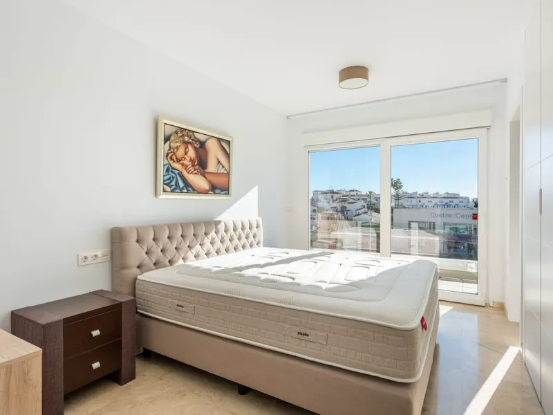 Welcome to this stunning townhouse in a highly sought-after urbanization in Calahonda, just 500 meters from the beach and within walking distance of several restaurants and shops.