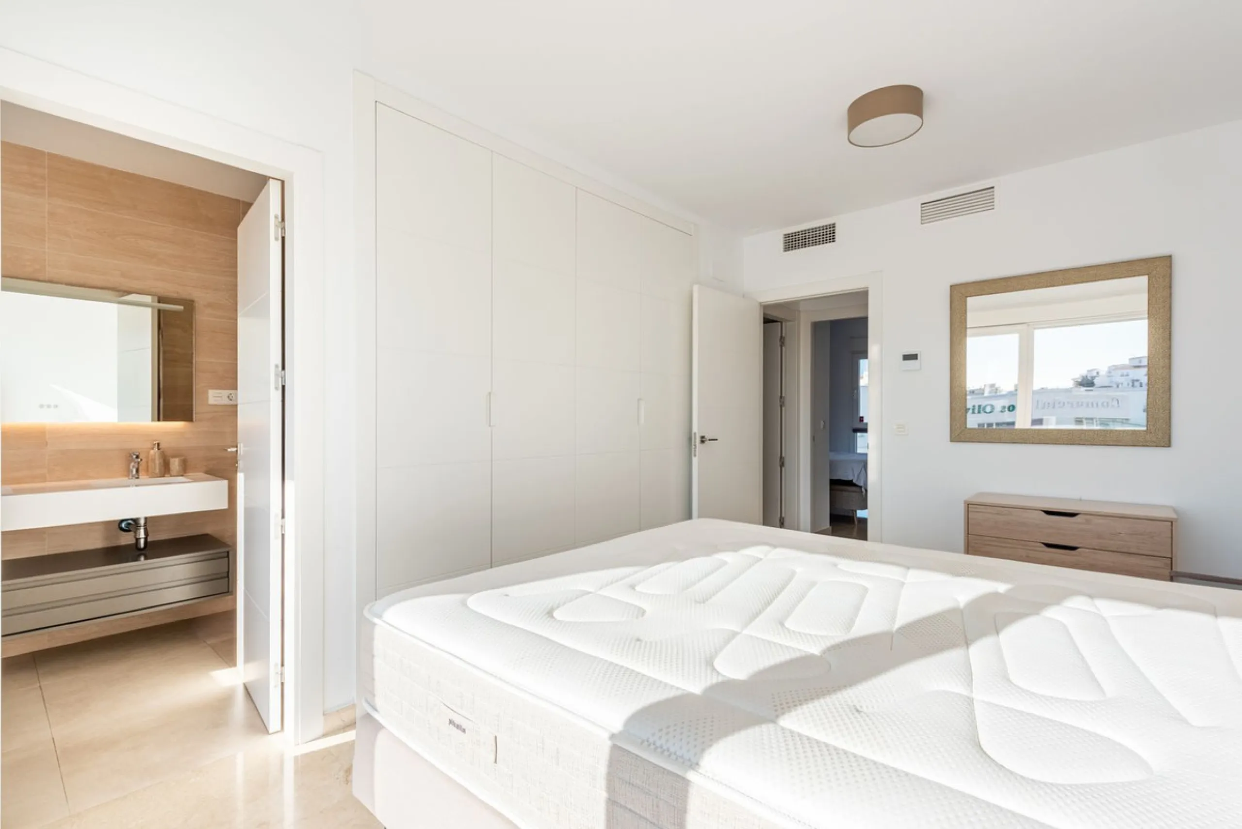 Welcome to this stunning townhouse in a highly sought-after urbanization in Calahonda, just 500 meters from the beach and within walking distance of several restaurants and shops.
