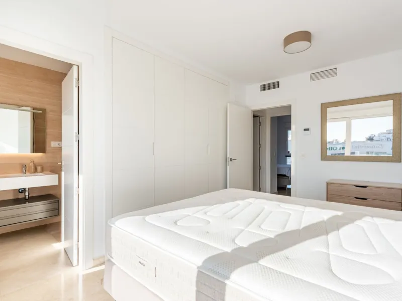 Welcome to this stunning townhouse in a highly sought-after urbanization in Calahonda, just 500 meters from the beach and within walking distance of several restaurants and shops.