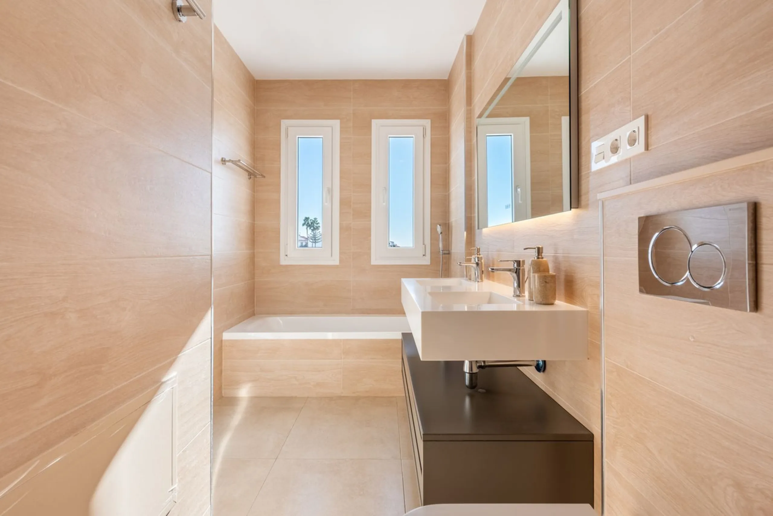 Welcome to this stunning townhouse in a highly sought-after urbanization in Calahonda, just 500 meters from the beach and within walking distance of several restaurants and shops.