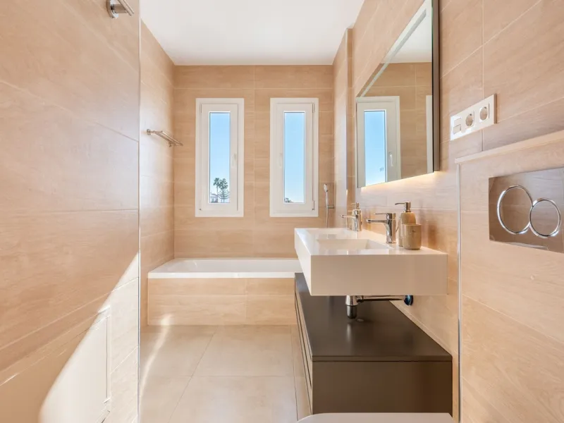 Welcome to this stunning townhouse in a highly sought-after urbanization in Calahonda, just 500 meters from the beach and within walking distance of several restaurants and shops.