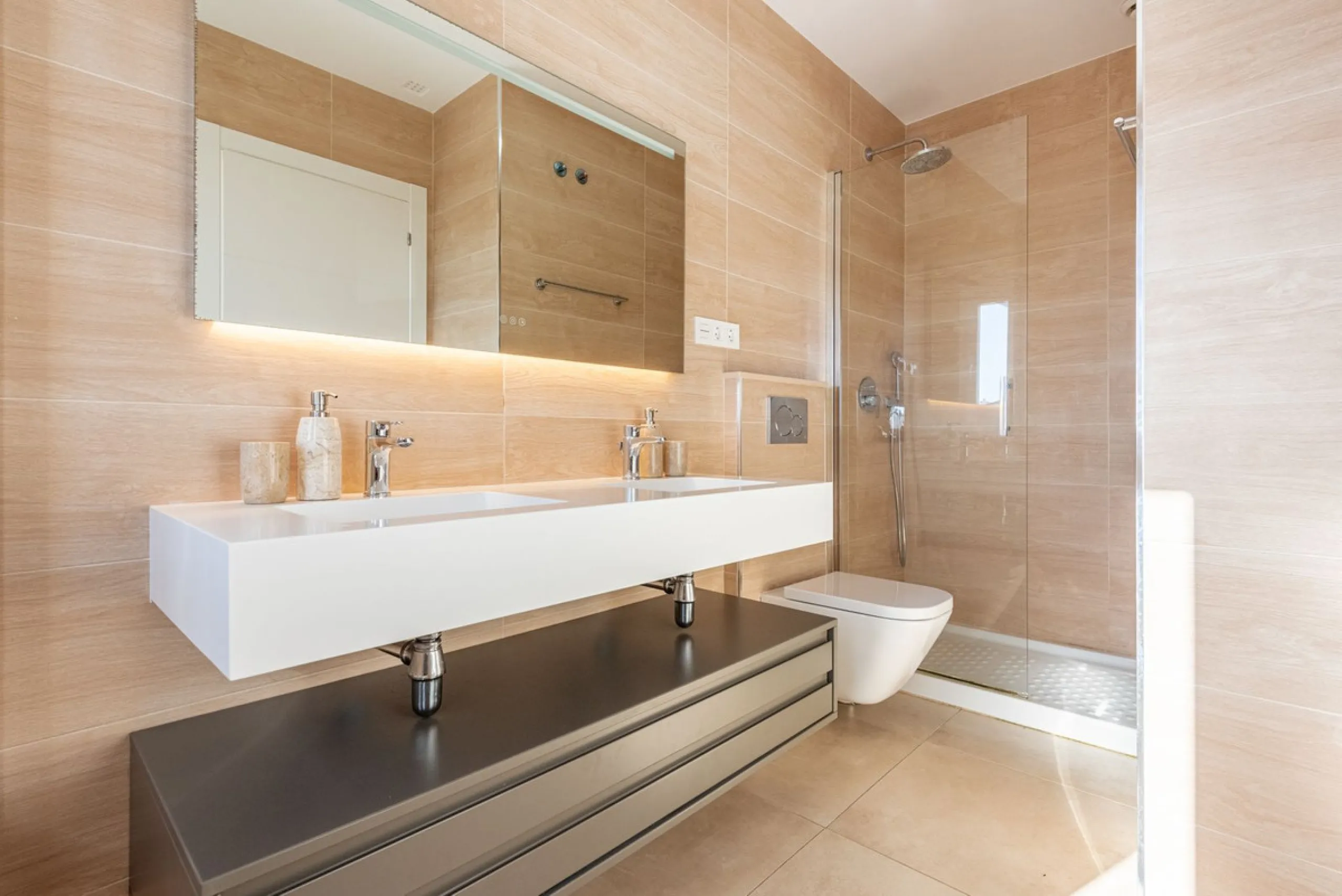 Welcome to this stunning townhouse in a highly sought-after urbanization in Calahonda, just 500 meters from the beach and within walking distance of several restaurants and shops.