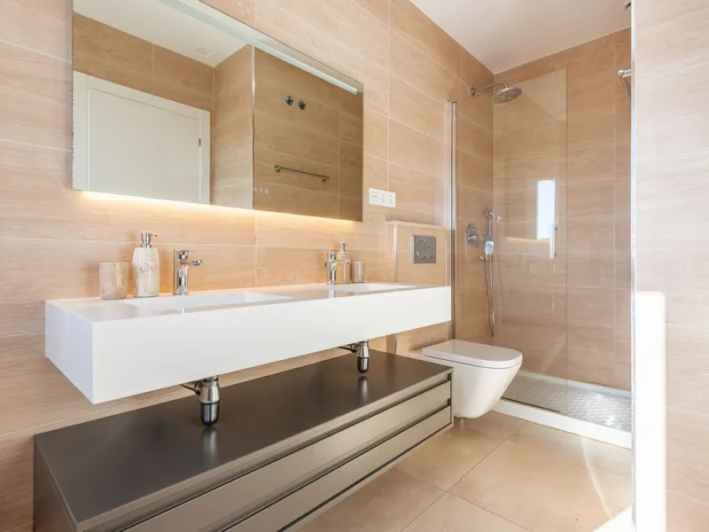 Welcome to this stunning townhouse in a highly sought-after urbanization in Calahonda, just 500 meters from the beach and within walking distance of several restaurants and shops.