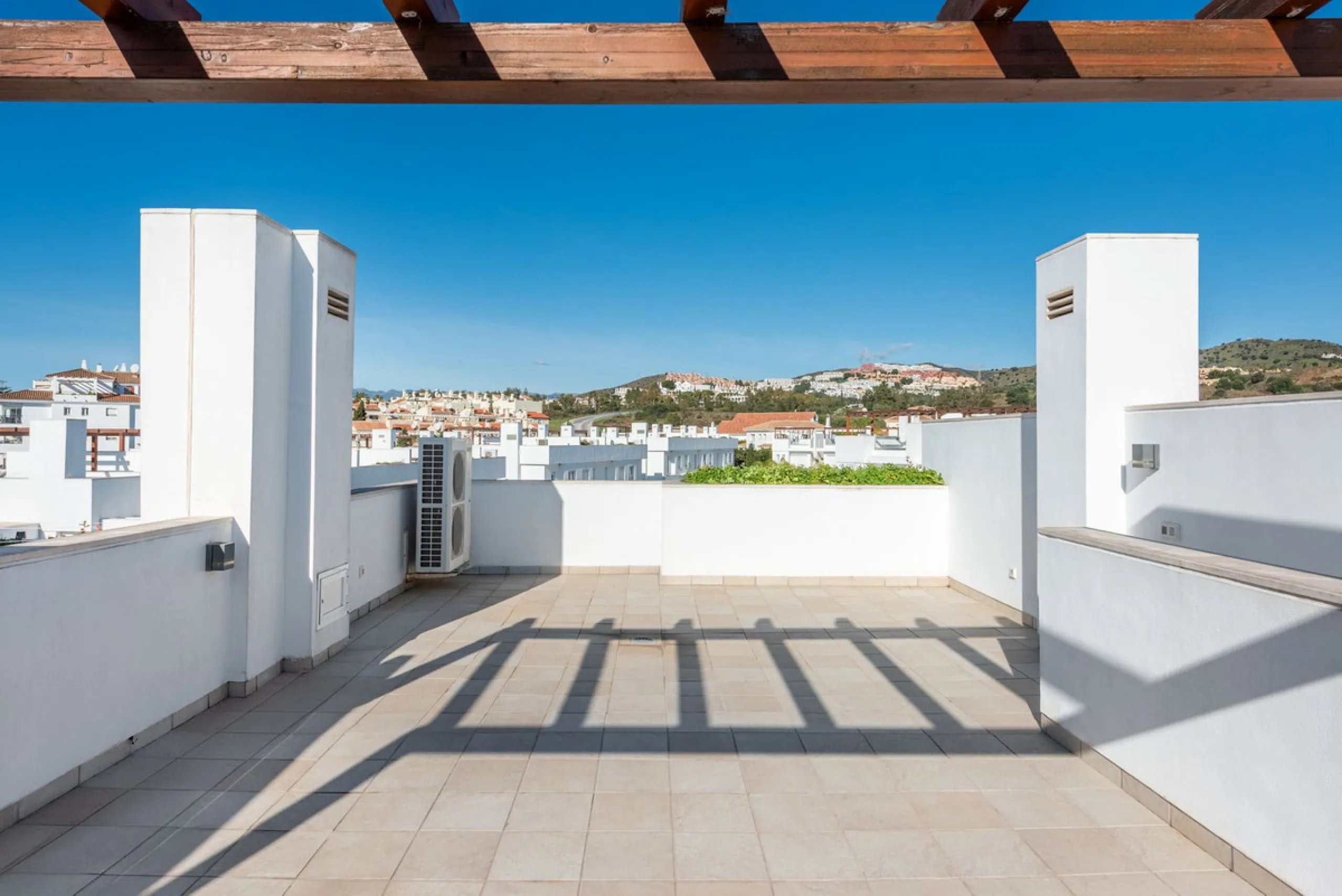 Welcome to this stunning townhouse in a highly sought-after urbanization in Calahonda, just 500 meters from the beach and within walking distance of several restaurants and shops.