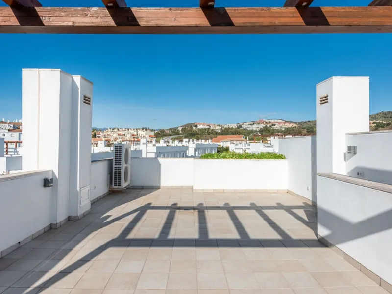 Welcome to this stunning townhouse in a highly sought-after urbanization in Calahonda, just 500 meters from the beach and within walking distance of several restaurants and shops.