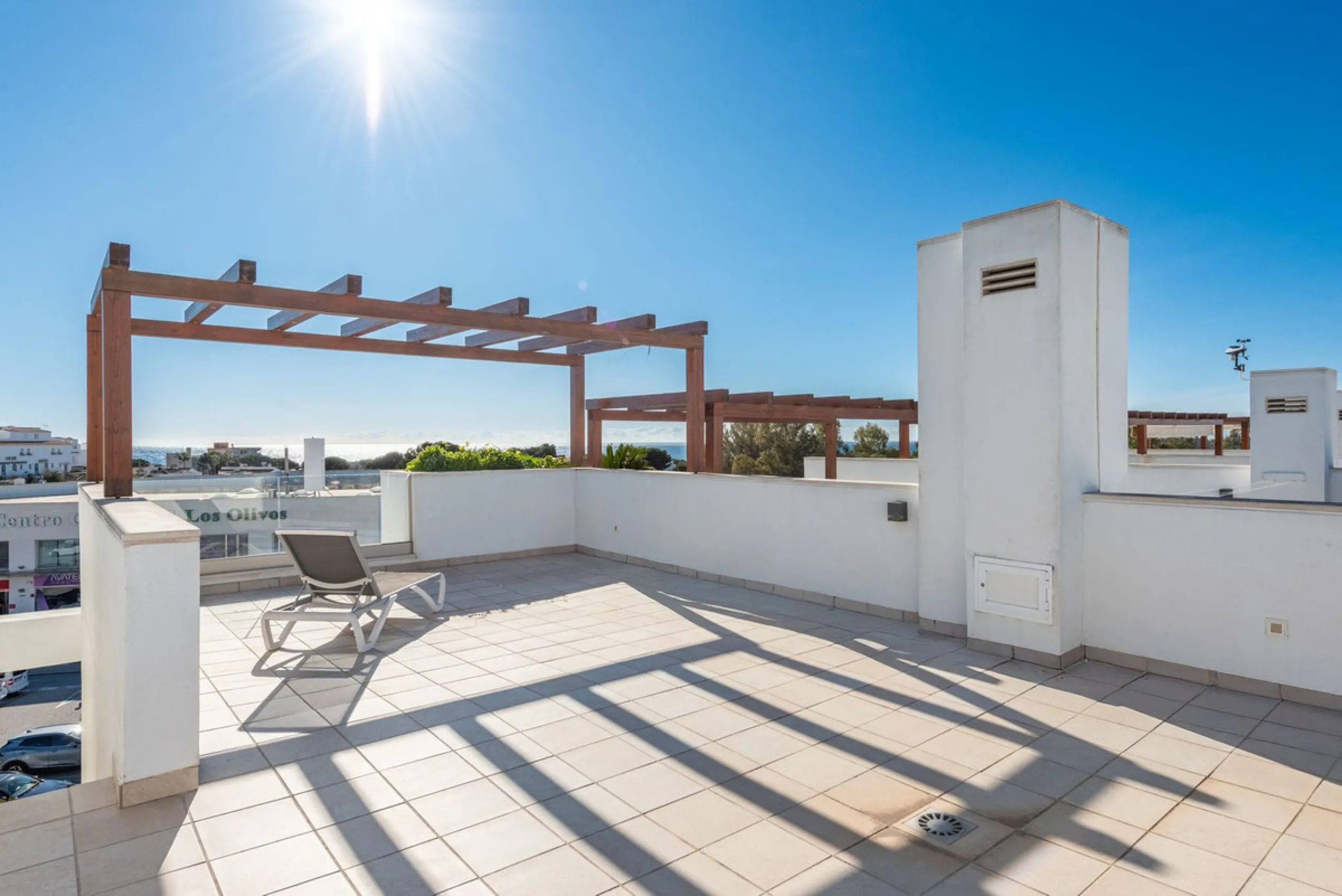 Welcome to this stunning townhouse in a highly sought-after urbanization in Calahonda, just 500 meters from the beach and within walking distance of several restaurants and shops.