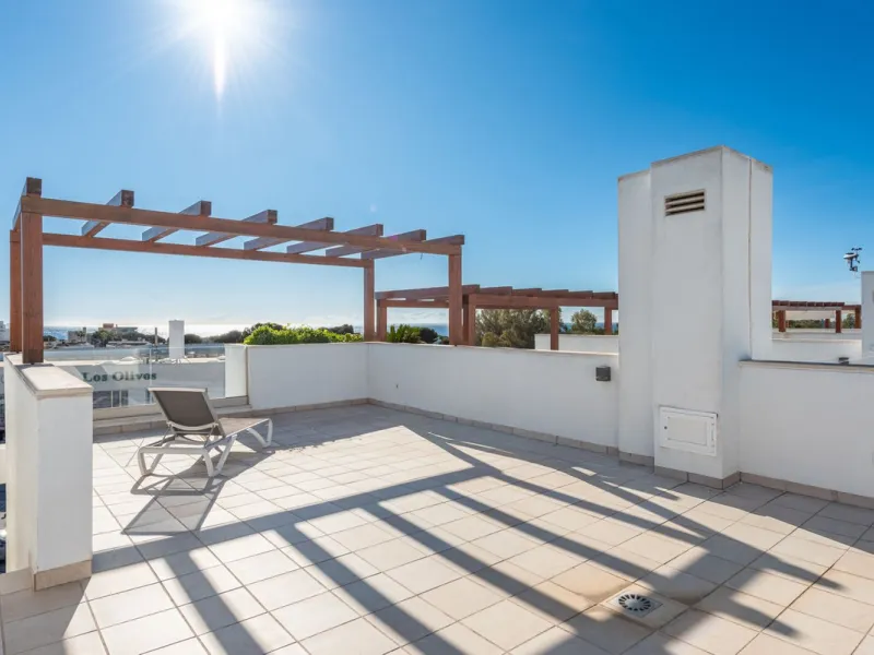 Welcome to this stunning townhouse in a highly sought-after urbanization in Calahonda, just 500 meters from the beach and within walking distance of several restaurants and shops.