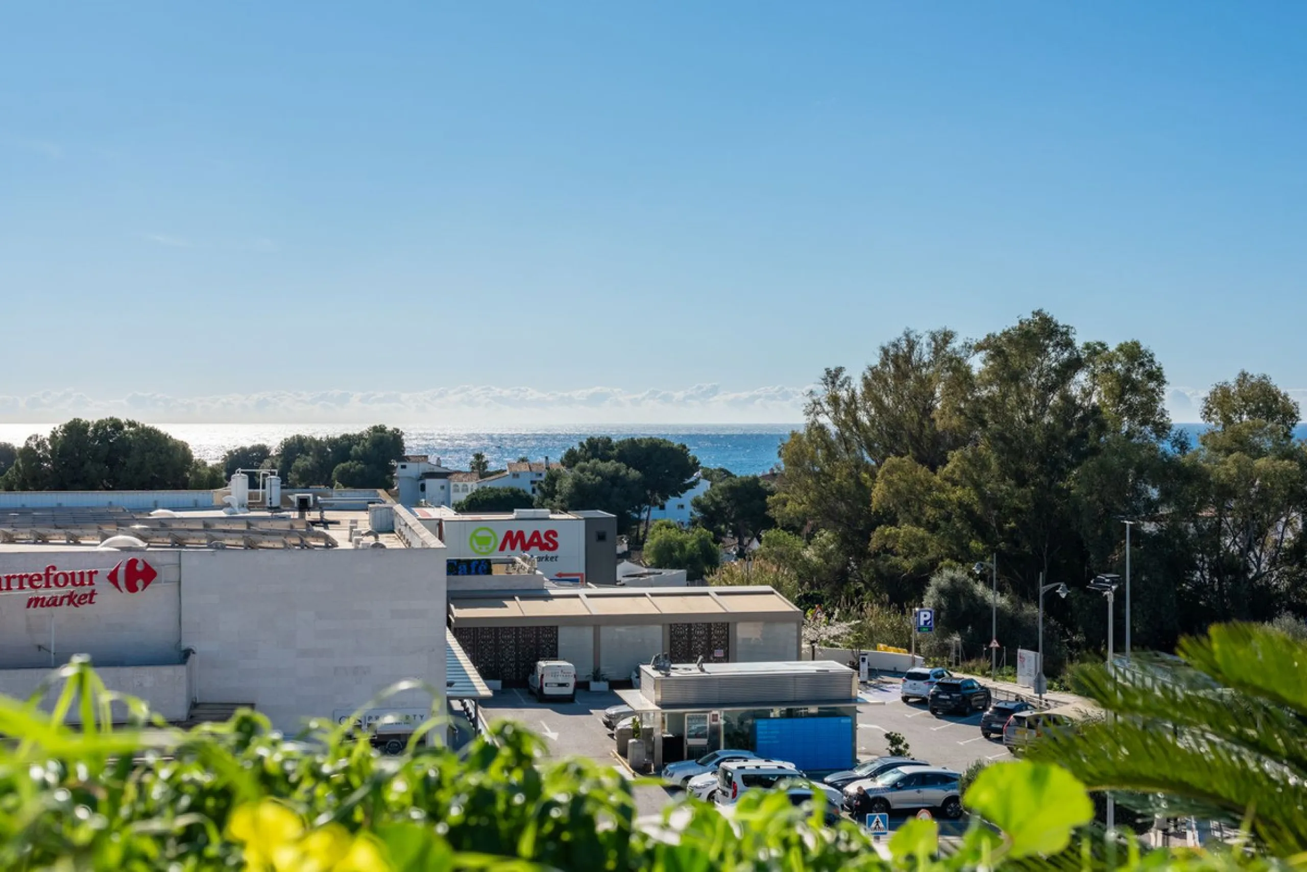 Welcome to this stunning townhouse in a highly sought-after urbanization in Calahonda, just 500 meters from the beach and within walking distance of several restaurants and shops.