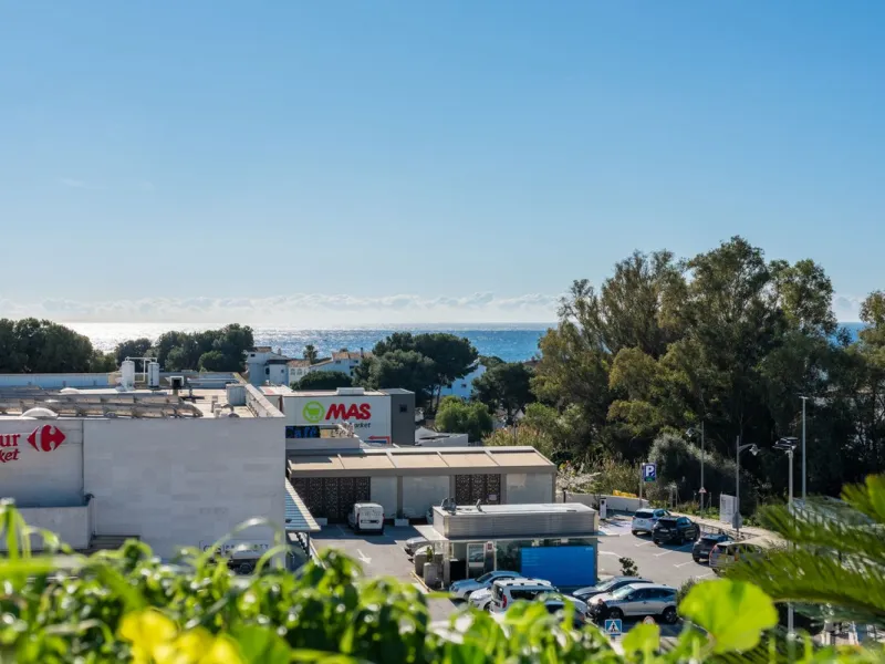 Welcome to this stunning townhouse in a highly sought-after urbanization in Calahonda, just 500 meters from the beach and within walking distance of several restaurants and shops.