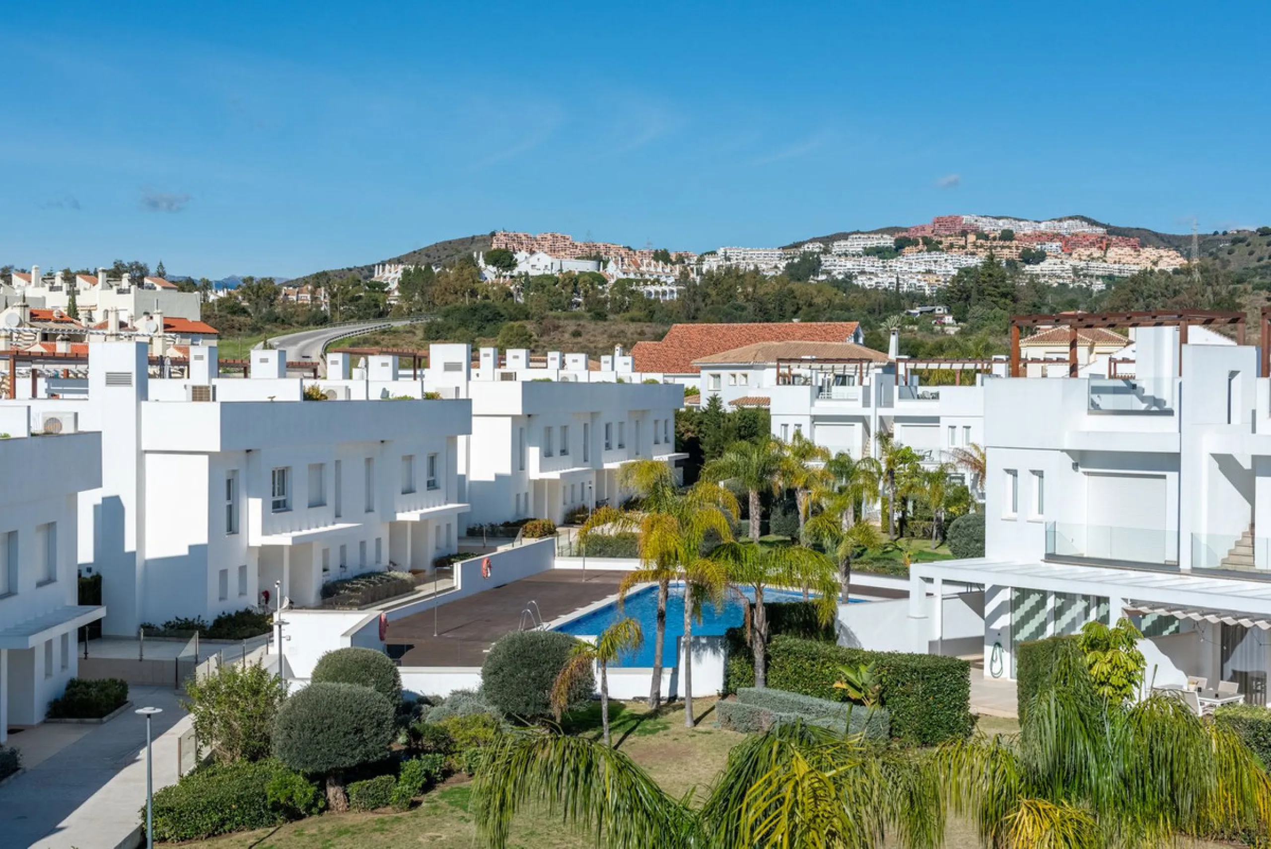 Welcome to this stunning townhouse in a highly sought-after urbanization in Calahonda, just 500 meters from the beach and within walking distance of several restaurants and shops.
