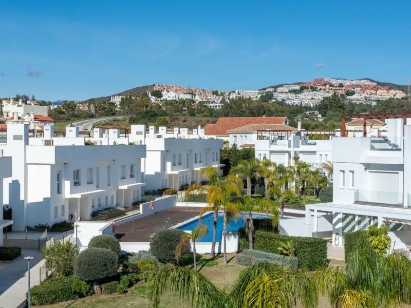 Welcome to this stunning townhouse in a highly sought-after urbanization in Calahonda, just 500 meters from the beach and within walking distance of several restaurants and shops.