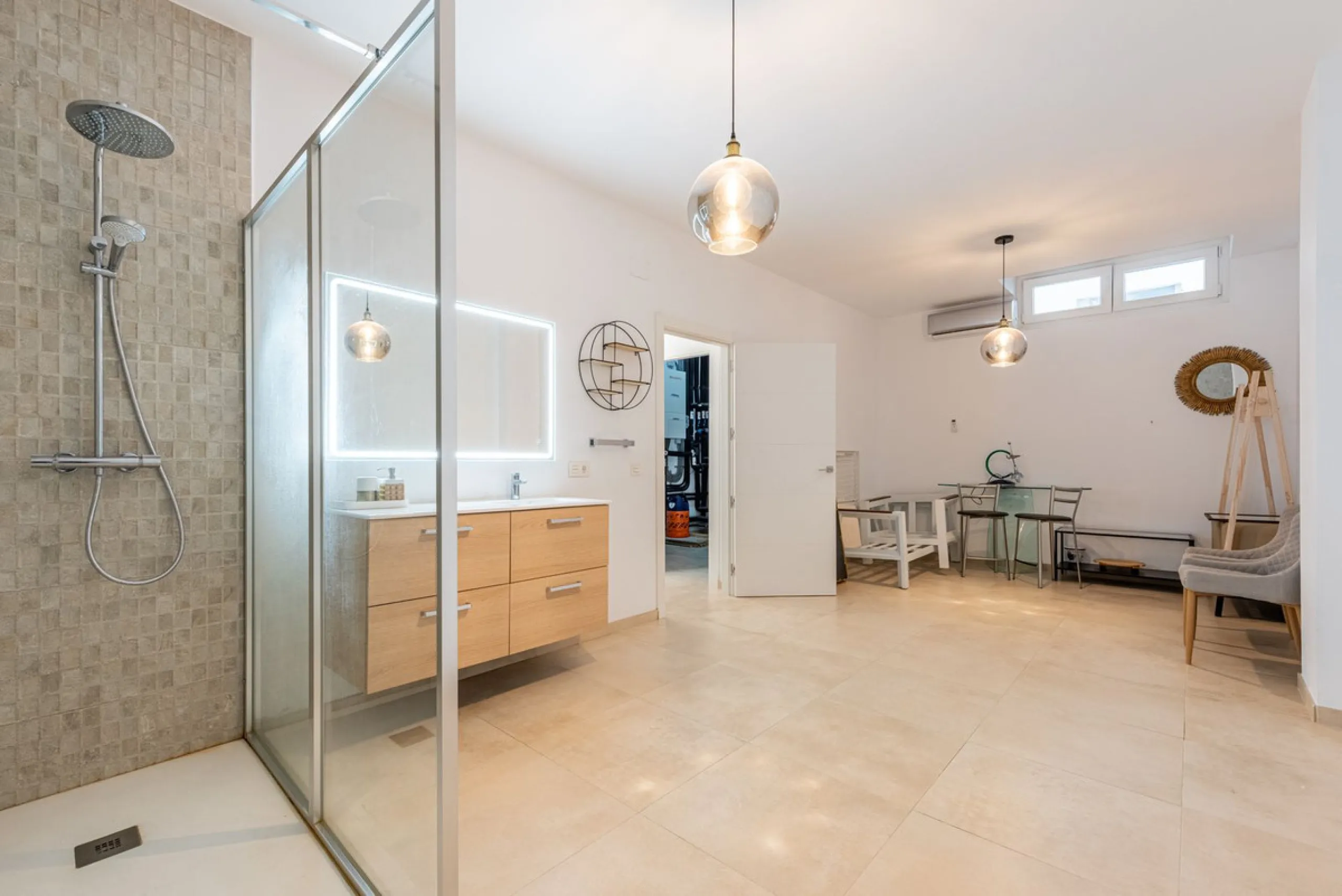Welcome to this stunning townhouse in a highly sought-after urbanization in Calahonda, just 500 meters from the beach and within walking distance of several restaurants and shops.