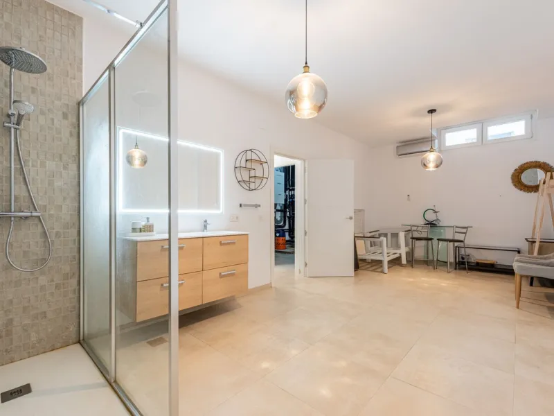 Welcome to this stunning townhouse in a highly sought-after urbanization in Calahonda, just 500 meters from the beach and within walking distance of several restaurants and shops.