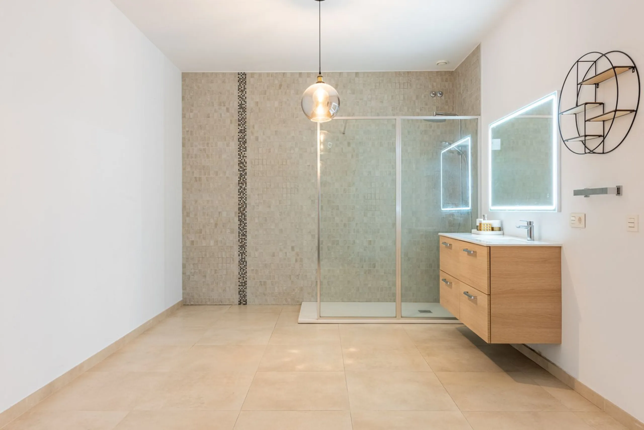 Welcome to this stunning townhouse in a highly sought-after urbanization in Calahonda, just 500 meters from the beach and within walking distance of several restaurants and shops.