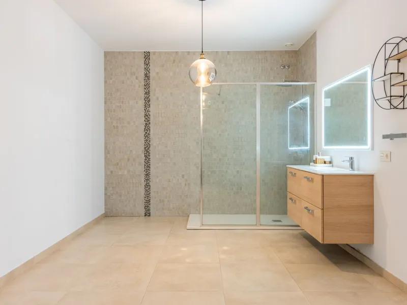 Welcome to this stunning townhouse in a highly sought-after urbanization in Calahonda, just 500 meters from the beach and within walking distance of several restaurants and shops.