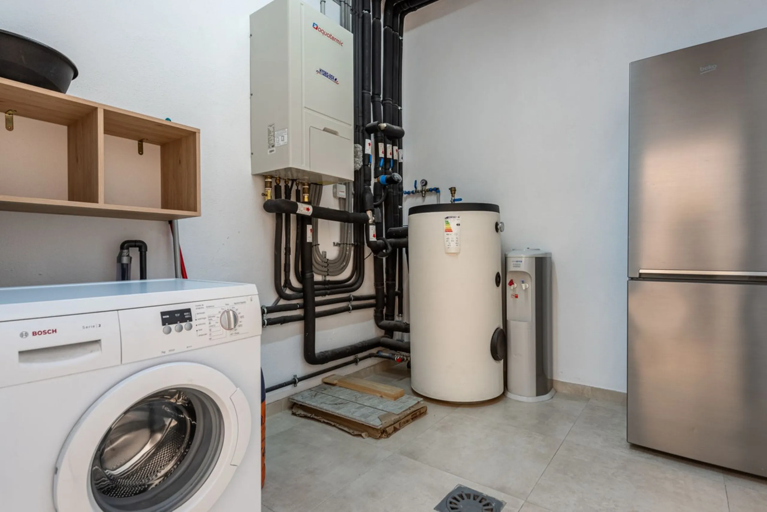Welcome to this stunning townhouse in a highly sought-after urbanization in Calahonda, just 500 meters from the beach and within walking distance of several restaurants and shops.