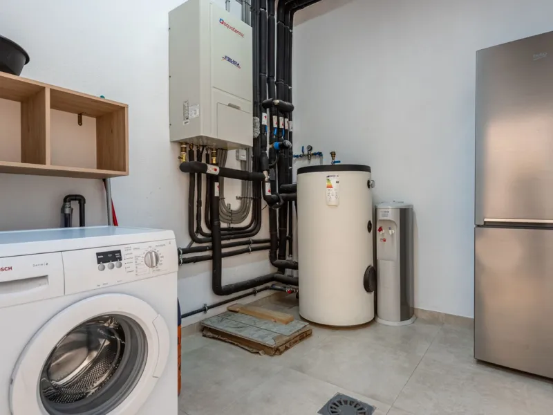 Welcome to this stunning townhouse in a highly sought-after urbanization in Calahonda, just 500 meters from the beach and within walking distance of several restaurants and shops.