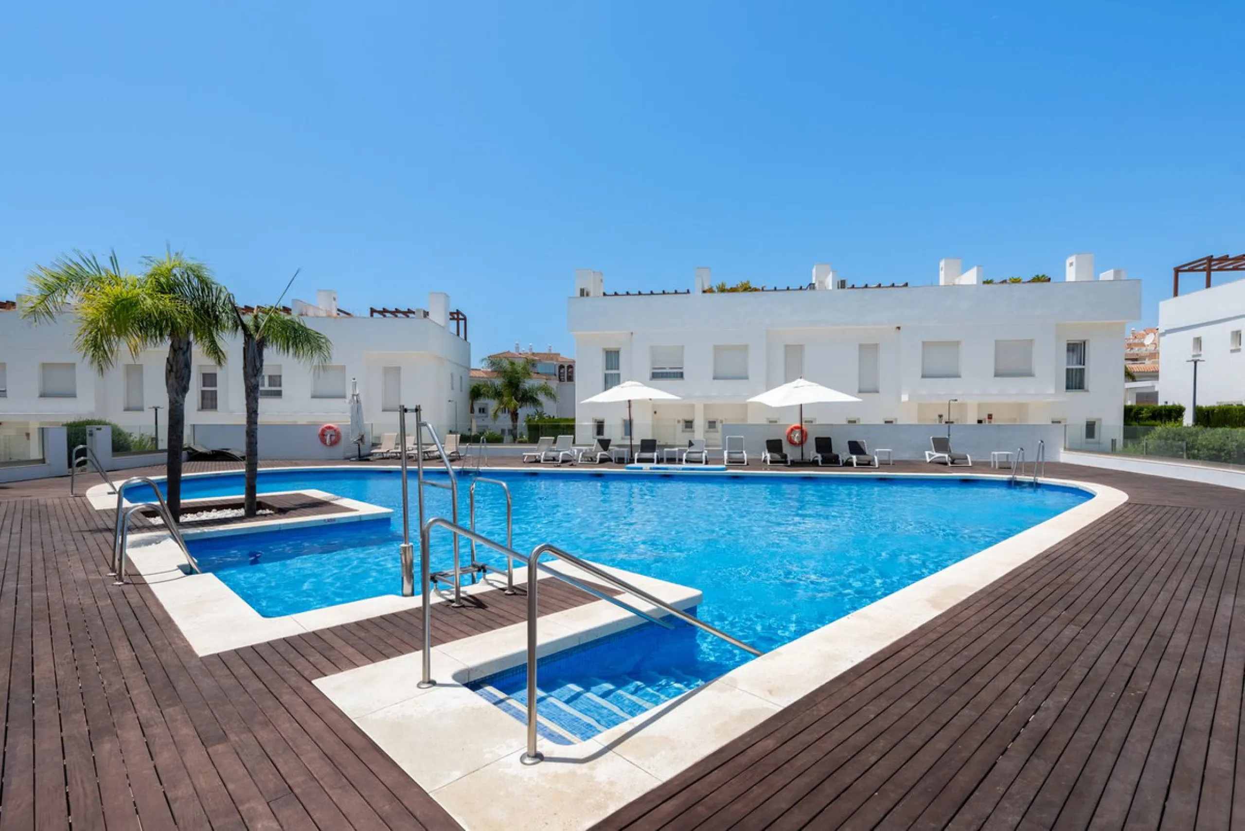 Welcome to this stunning townhouse in a highly sought-after urbanization in Calahonda, just 500 meters from the beach and within walking distance of several restaurants and shops.