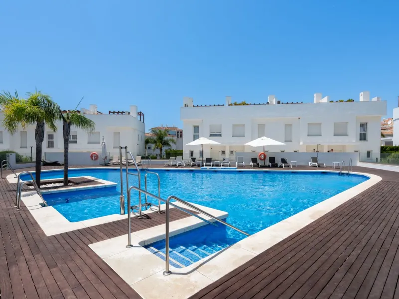 Welcome to this stunning townhouse in a highly sought-after urbanization in Calahonda, just 500 meters from the beach and within walking distance of several restaurants and shops.