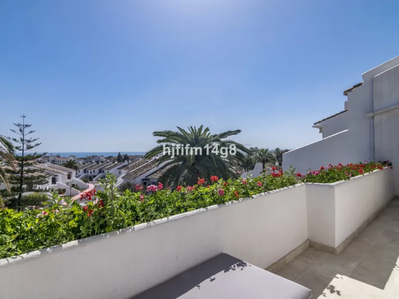 This newly styled and modern apartment offers breathtaking sea views and presents an exceptional opportunity for buyers seeking a comfortable and convenient home in one of the most desirable areas of Marbella. Perfectly suited for families or as a holiday