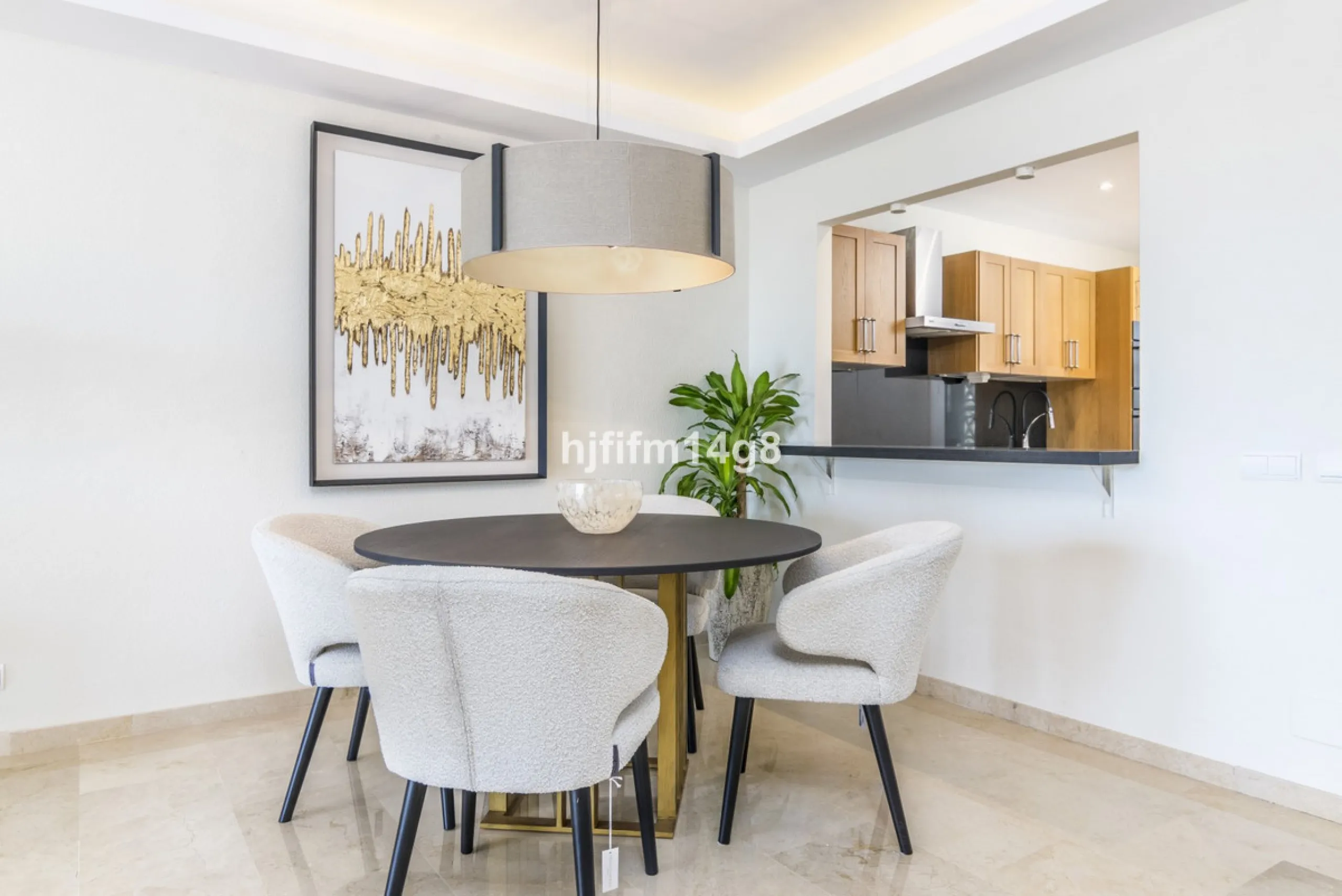 Apartment - Middle Floor Apartment в продаже в Marbella, Málaga. В доме 2 спален и 2 ванных комнат. Площадь дома 128 м²