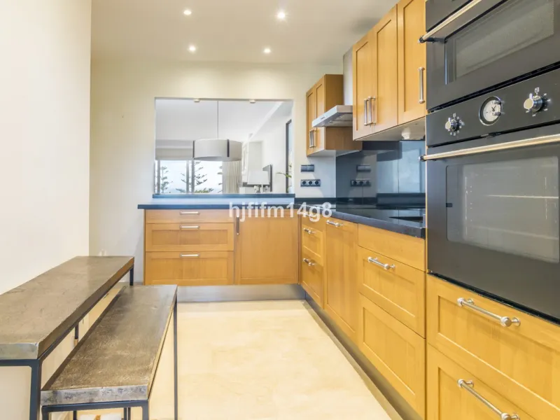 Apartment - Middle Floor Apartment в продаже в Marbella, Málaga. В доме 2 спален и 2 ванных комнат. Площадь дома 128 м²
