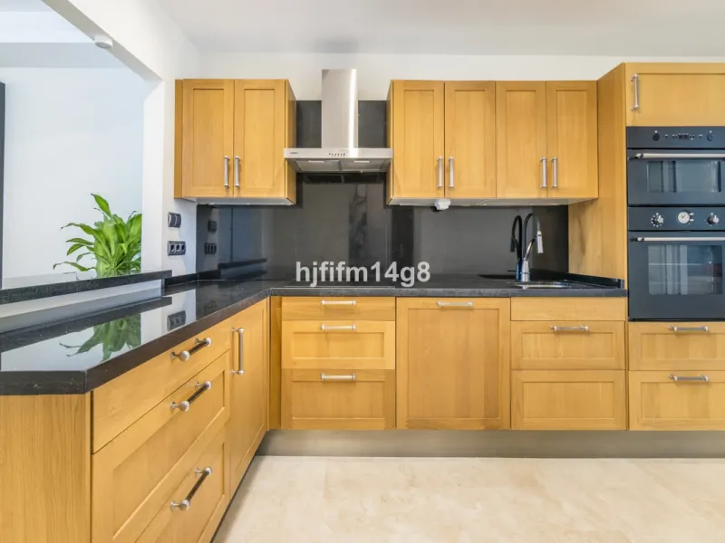 Apartment - Middle Floor Apartment в продаже в Marbella, Málaga. В доме 2 спален и 2 ванных комнат. Площадь дома 128 м²