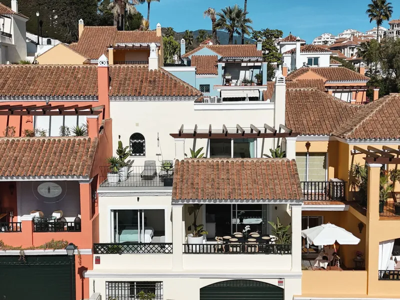 This beautifully renovated 4-bedroom townhouse is located in a private, peaceful, and secure gated community in the heart of Nueva Andalucía. Designed in a refined, sober Scandinavian style, the home offers a perfect balance of modern comfort and timeless