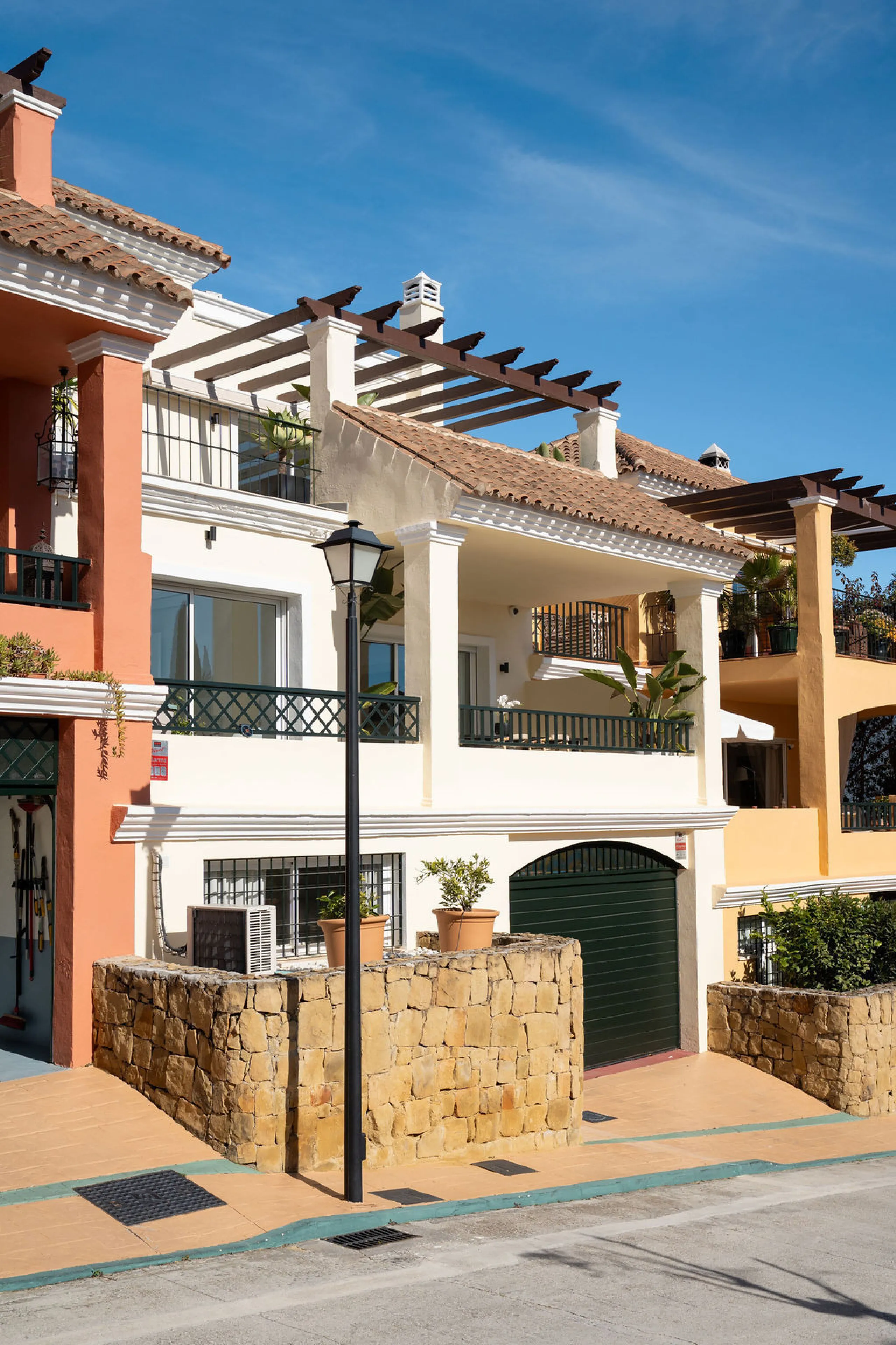 House - Townhouse в продаже в Marbella, Málaga. В доме 4 спален и 3 ванных комнат. Площадь дома 226 м²