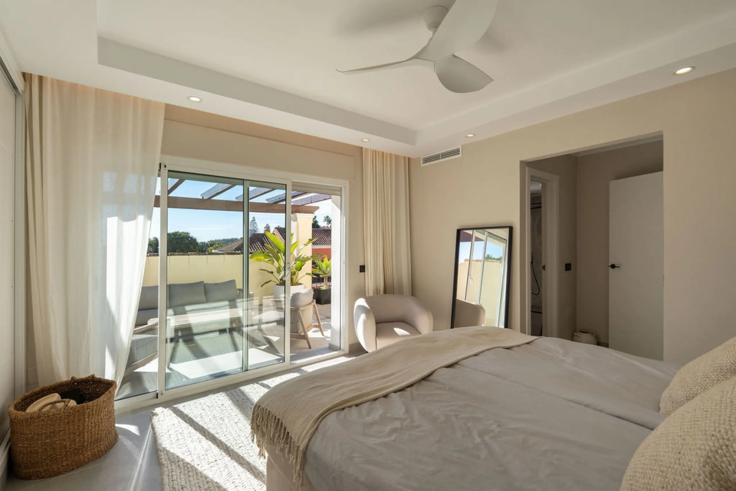 House - Townhouse в продаже в Marbella, Málaga. В доме 4 спален и 3 ванных комнат. Площадь дома 226 м²