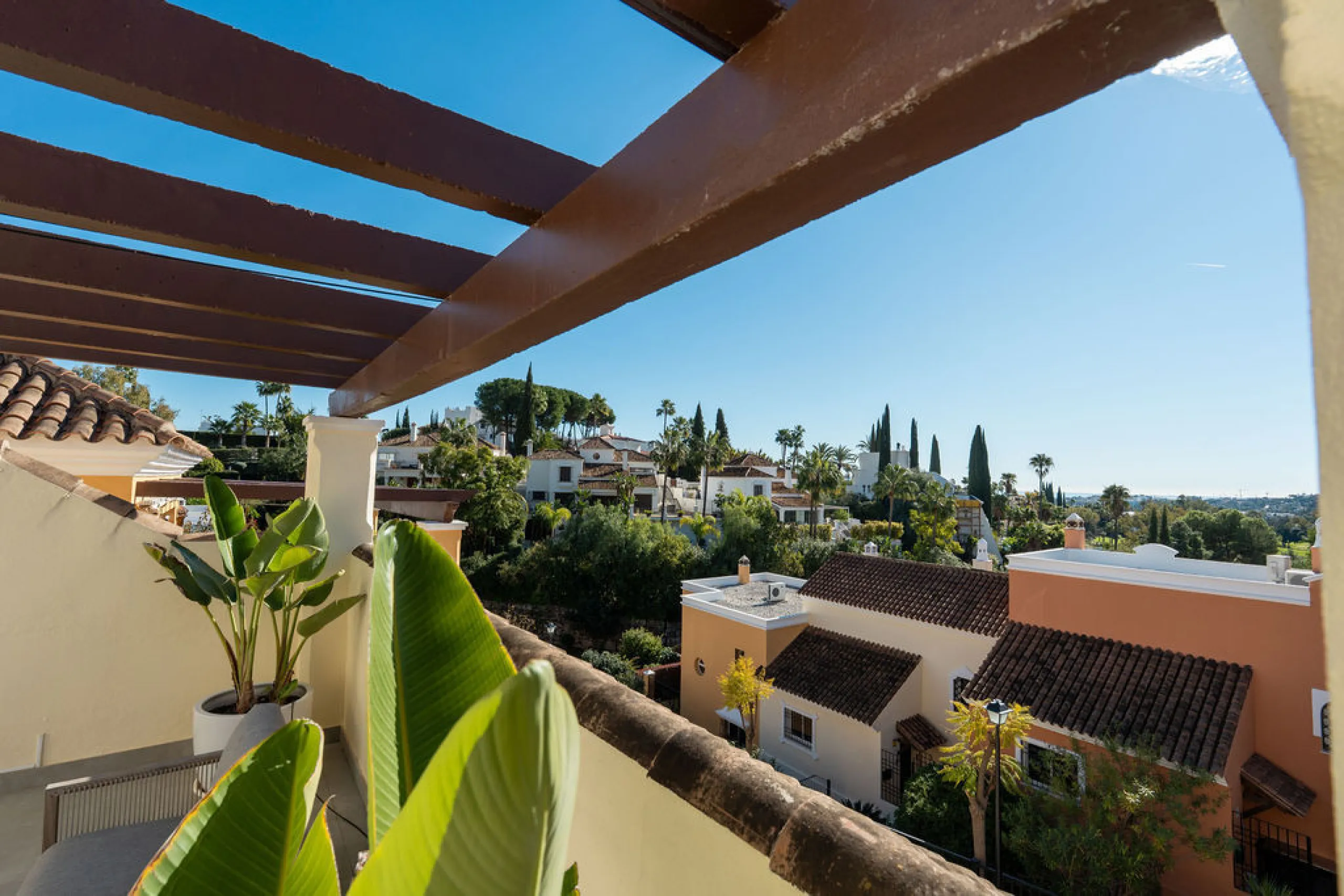 House - Townhouse в продаже в Marbella, Málaga. В доме 4 спален и 3 ванных комнат. Площадь дома 226 м²